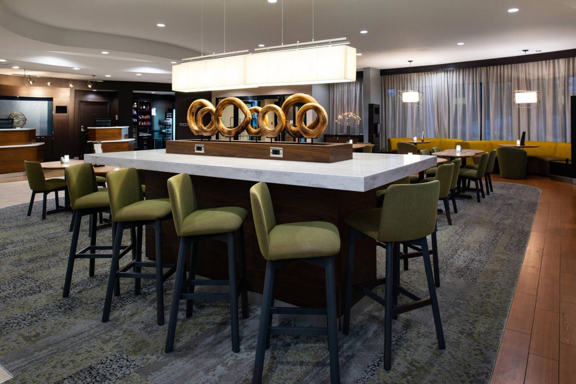 מלון Courtyard Highpoint מראה חיצוני תמונה