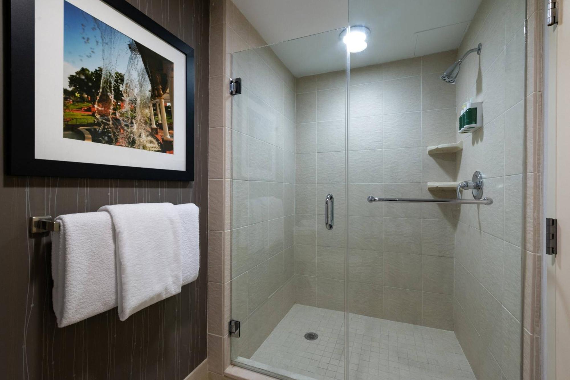 מלון Courtyard Highpoint מראה חיצוני תמונה