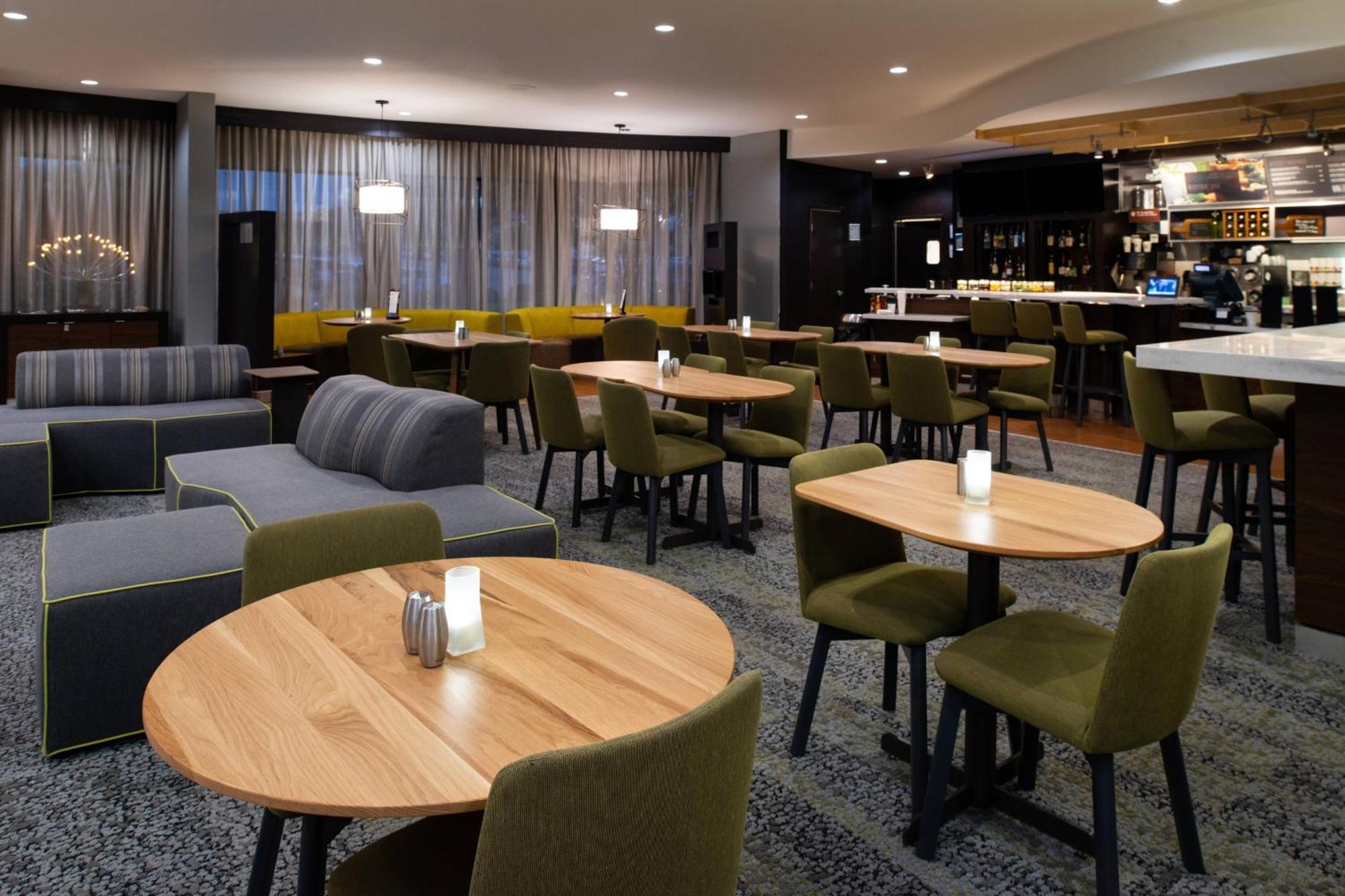 מלון Courtyard Highpoint מראה חיצוני תמונה