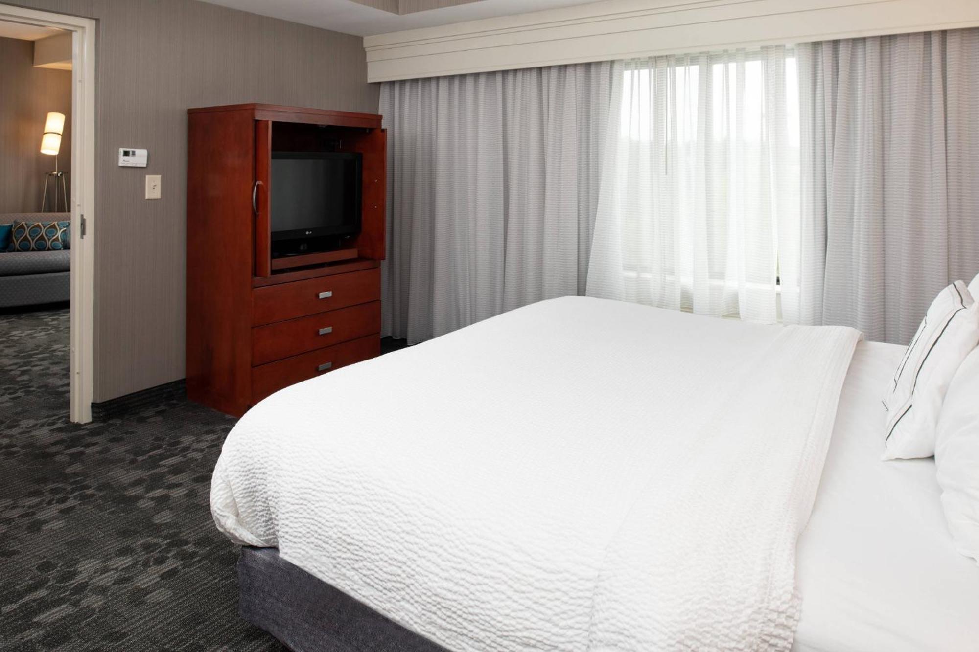 מלון Courtyard Highpoint מראה חיצוני תמונה